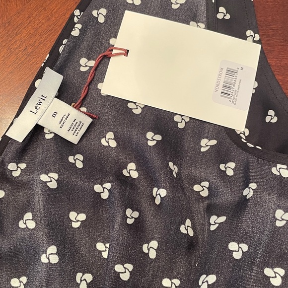 Brand: Lewit
Lewit Sharkbite Hem Silk Tank, Black -White Knot Print, Medium - Picture 7 of 8